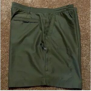 Columbia Men's Olive Shorts. Multi Pockets. Extra button. Size 40.